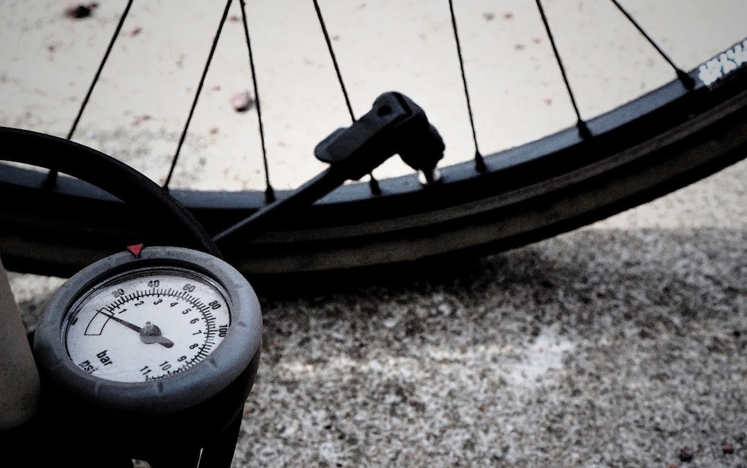 tragbare Fahrradluftpumpe mit Reparaturset für leimlose Reifenpannen für Rennräder und Sportbälle 300PSI-Hochdruck-Fahrradluftpumpe für Presta DTNO.I Mini Fahrradpumpe und Schrader-Wert