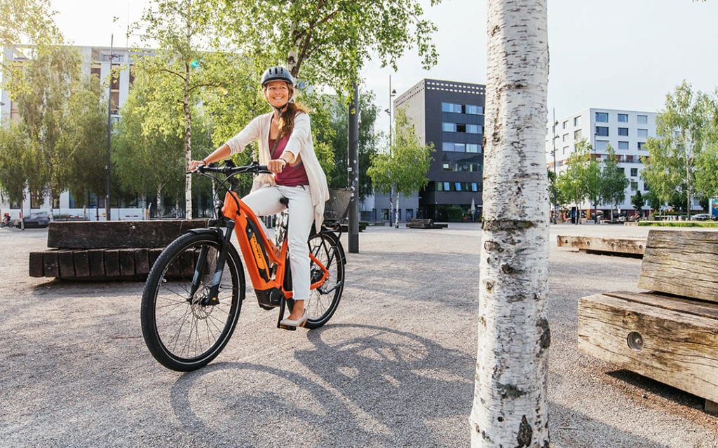 Dame auf Flyer E-Bike in der Stadt